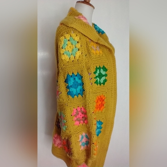 VINTAGE HAND CROCHETED CARDIGAN - Picture 6 of 12
